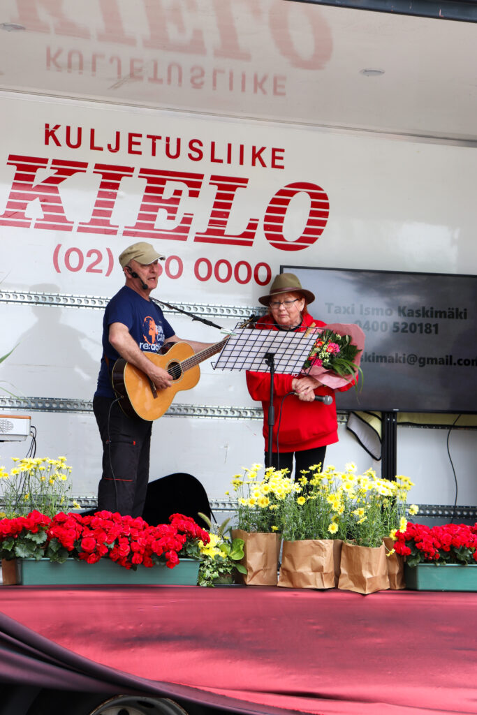 Leo Lappalainen ja komedienne Tuija Piepponen vetivät musiikin ja juonnon reippaaseen tahtiin. 